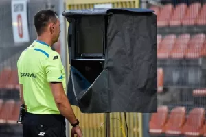 Ο κόσμος στο γήπεδο και την τηλεόραση θ’ ακούει τις συνομιλίες με τον VAR!