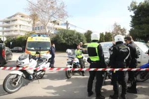 Θρίλερ με νεκρό στη Γλυφάδα: Τα ΕΚΑΜ μπαίνουν στη ναυτιλιακή - Ταμπουρωμένος με καραμπίνα και περίστροφο ο δράστης