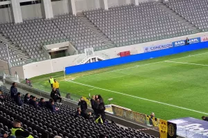 Γαλαζοκίτρινα πανό! 