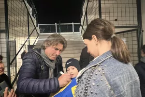 Μια φανέλα… όλο υπογραφές! 