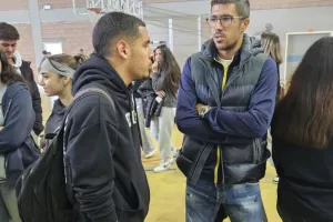 ΑΕΛ: Επίσκεψη στο Λύκειο Αποστόλου Λουκά για την εξάλειψη ρατσισμού (φώτος)