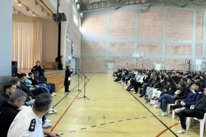 ΑΕΛ: Επίσκεψη στο Λύκειο Αποστόλου Λουκά για την εξάλειψη ρατσισμού (φώτος)