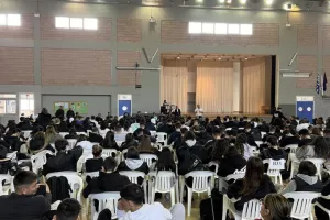 ΑΕΛ: Επίσκεψη στο Λύκειο Αποστόλου Λουκά για την εξάλειψη ρατσισμού (φώτος)