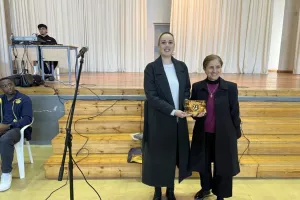 ΑΕΛ: Επίσκεψη στο Λύκειο Αποστόλου Λουκά για την εξάλειψη ρατσισμού (φώτος)