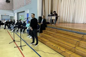 ΑΕΛ: Επίσκεψη στο Λύκειο Αποστόλου Λουκά για την εξάλειψη ρατσισμού (φώτος)