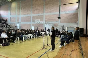 ΑΕΛ: Επίσκεψη στο Λύκειο Αποστόλου Λουκά για την εξάλειψη ρατσισμού (φώτος)