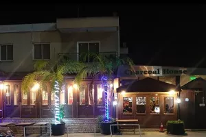 Δυνατή παρέα στο... Charcoal house!