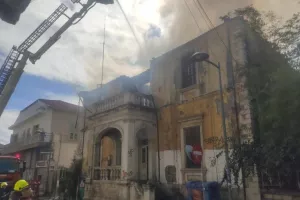 Φωτιά στο κέντρο της Λεμεσού σε διατηρητέο κτήριο (ΒΙΝΤΕΟ)