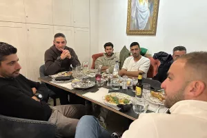 "Μαυροπράσινο" δείπνο σε εξαιρετικό κλίμα (φώτος)