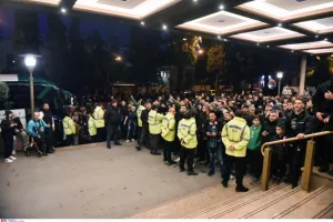 «Ντόπες» από τους οπαδούς του Παναθηναϊκού στην αποστολή πριν το ντέρμπι 