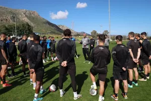 Σήκωσε μανίκια ο Δέλλας: Η πρώτη του προπόνηση στον ΟΦΗ (φώτος)