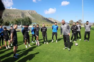 Σήκωσε μανίκια ο Δέλλας: Η πρώτη του προπόνηση στον ΟΦΗ (φώτος)