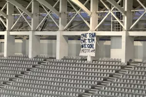 Έντυσαν τις κερκίδες οι... γηπεδούχοι (Φώτος)