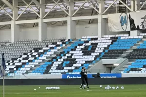 Έντυσαν τις κερκίδες οι... γηπεδούχοι (Φώτος)