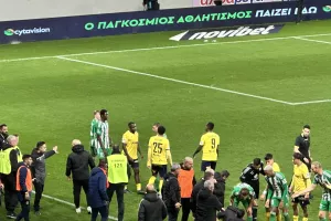 Σύρραξη μεταξύ παικτών και... κόκκινες (φώτος)