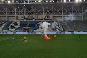 Φωτοβολίδα προσγειώθηκε εντός γηπέδου! (ΦΩΤΟΣ/Kerkida)
