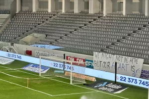 Έντυσαν τις κερκίδες οι... γηπεδούχοι (Φώτος)