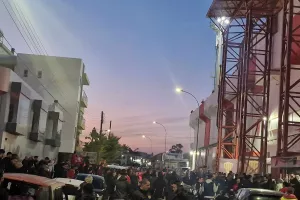 Καυτή... ατμόσφαιρα έξω από το "Αμμόχωστος-Επιστροφή" (Φώτος & Βίντεο Kerkida)