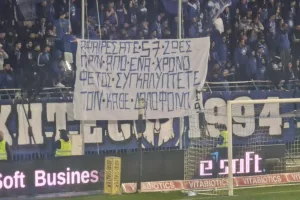 Πανό για την τραγωδία στα Τέμπη