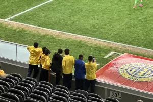 (Φώτος) Συνταξιούχοι και γυναικόπαιδα στο ΑΕΛ-ΑΕΖ