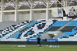 Έντυσαν τις κερκίδες οι... γηπεδούχοι (Φώτος)