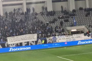 Πανό με... αιχμές από τους Απολλωνίστες