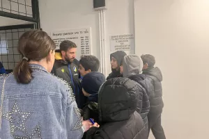 Μια φανέλα… όλο υπογραφές! 