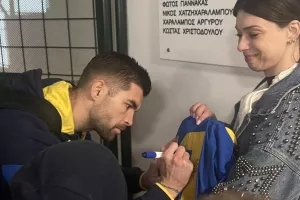 Μια φανέλα… όλο υπογραφές! 