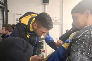 Μια φανέλα… όλο υπογραφές! 