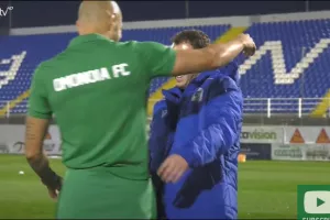 Οι συμπατριώτες και το... λουλούδι! 