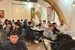 "Μαυροπράσινο" δείπνο σε εξαιρετικό κλίμα (φώτος)