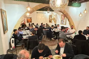 "Μαυροπράσινο" δείπνο σε εξαιρετικό κλίμα (φώτος)