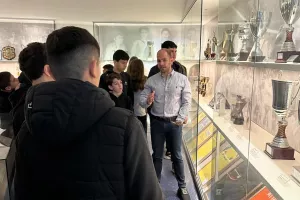 Ξενάγηση σε μαθητές του γυμνασίου Μακεδονίτισσας στο Μουσείο ΑΠΟΕΛ (Φώτος)