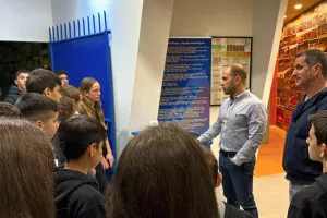 Ξενάγηση σε μαθητές του γυμνασίου Μακεδονίτισσας στο Μουσείο ΑΠΟΕΛ (Φώτος)