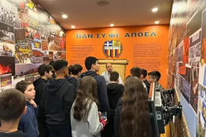 Ξενάγηση σε μαθητές του γυμνασίου Μακεδονίτισσας στο Μουσείο ΑΠΟΕΛ (Φώτος)