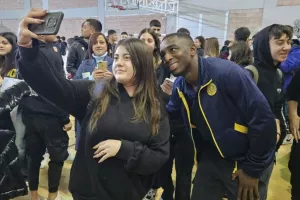 ΑΕΛ: Επίσκεψη στο Λύκειο Αποστόλου Λουκά για την εξάλειψη ρατσισμού (φώτος)