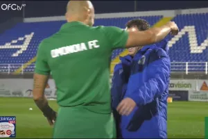 Οι συμπατριώτες και το... λουλούδι! 