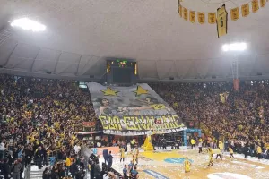 Πανό στο Παλέ με τον Γκάλη να χτυπάει τον Πρέλεβιτς!
