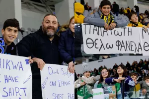 Όμορφες εικόνες: Ζητάνε φανέλες και τις παίρνουν...