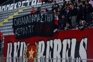 Πανό για τον αδικοχαμένο Μάριο