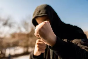 Προφυλακίστηκε ο τράπερ για την επίθεση εναντίον του 23χρονου φοιτητή - Μέχρι σήμερα στη ΜΕΘ το θύμα
