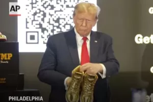 Ο Τραμπ: Έβγαλε στην αγορά χρυσά γυαλιστερά sneakers... τα αγόρασε Ρώσος για 9.000