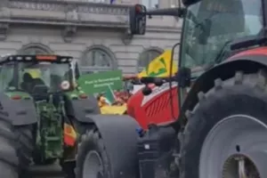 Εντείνεται η πολιορκία στις Βρυξέλλες - Φωτιές, πετροπόλεμος και... 1.000 τρακτέρ μπροστά από το Ευρωκοινοβούλιο