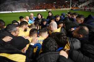 ΑΠΟΕΛ-Άρης: Ο Ντονγκαλά έβαψε την κορυφή γαλαζοκίτρινη! (Φώτος)
