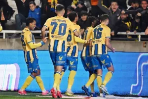 ΑΠΟΕΛ-Άρης: Ο Ντονγκαλά έβαψε την κορυφή γαλαζοκίτρινη! (Φώτος)