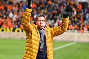 ΑΠΟΕΛ-Άρης: Ο Ντονγκαλά έβαψε την κορυφή γαλαζοκίτρινη! (Φώτος)