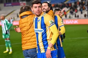 ΑΠΟΕΛ-Άρης: Ο Ντονγκαλά έβαψε την κορυφή γαλαζοκίτρινη! (Φώτος)