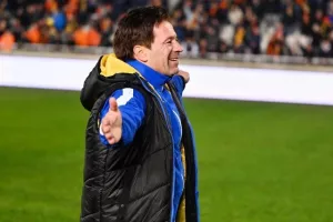ΑΠΟΕΛ-Άρης: Ο Ντονγκαλά έβαψε την κορυφή γαλαζοκίτρινη! (Φώτος)