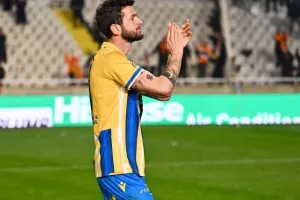 ΑΠΟΕΛ-Άρης: Ο Ντονγκαλά έβαψε την κορυφή γαλαζοκίτρινη! (Φώτος)