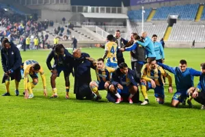 ΑΠΟΕΛ-Άρης: Ο Ντονγκαλά έβαψε την κορυφή γαλαζοκίτρινη! (Φώτος)
